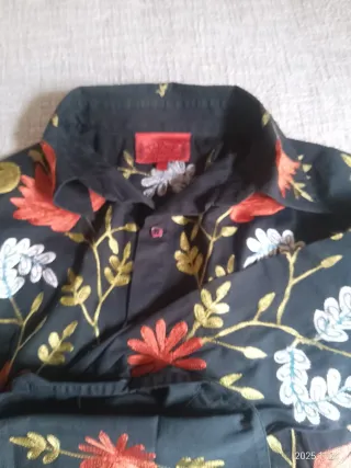 Camisa negra bordada floral