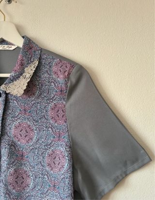 Camisa manga corta crop con cuello de encaje