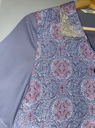 Camisa manga corta crop con cuello de encaje