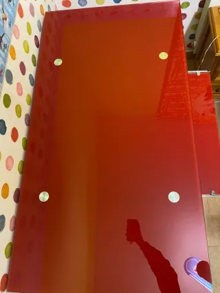 Escritorio o mesa para PC de cristal rojo y metal.