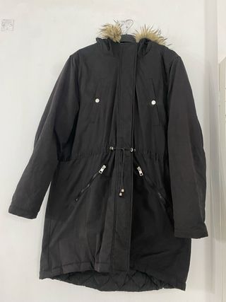 Chaquetón negro con capucha de pelo