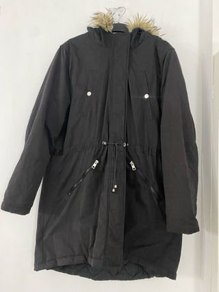 Chaquetón negro con capucha de pelo