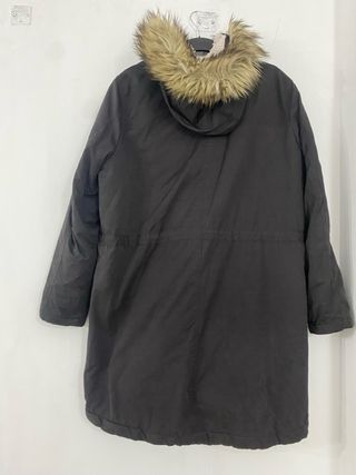 Chaquetón negro con capucha de pelo