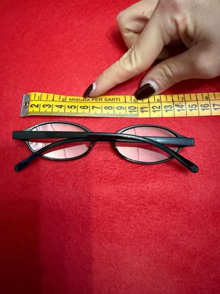 Occhiali neri ovali