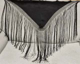 Mantón negro con flecos