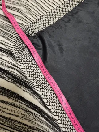 Mantón negro con flecos