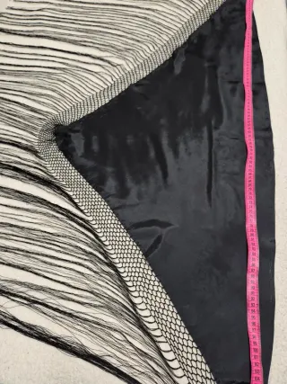 Mantón negro con flecos