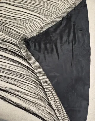 Mantón negro con flecos