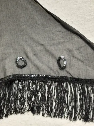 Pico negro con flecos y abalorios