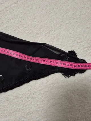 Pico negro con flecos y abalorios