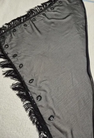 Pico negro con flecos y abalorios