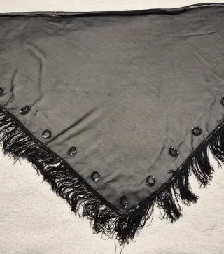 Pico negro con flecos y abalorios