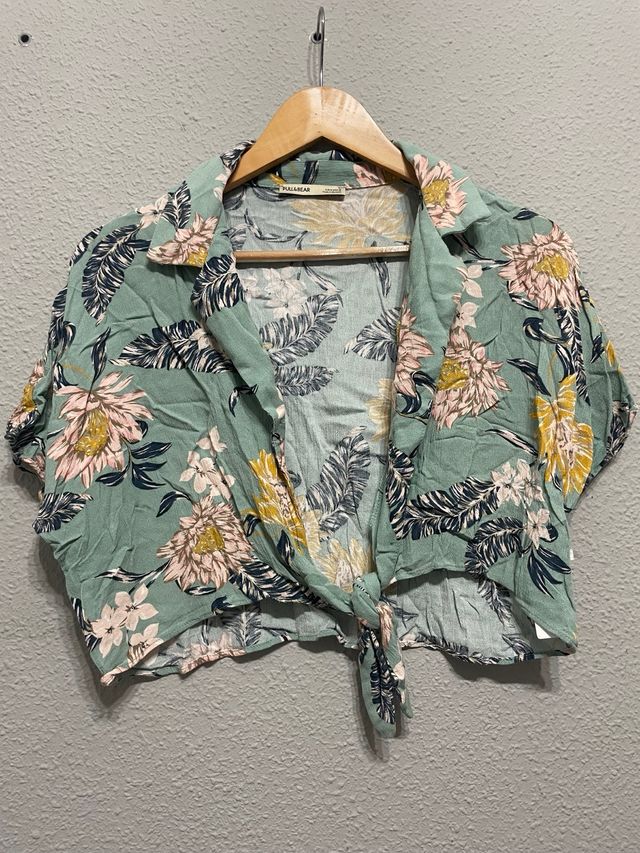 Blusa corta Pull&Bear flores verde