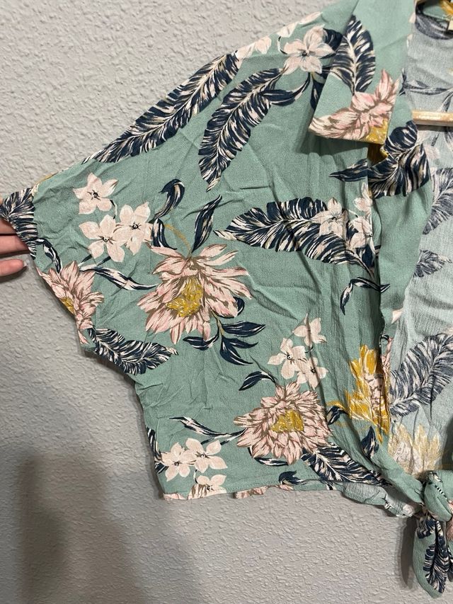 Blusa corta Pull&Bear flores verde