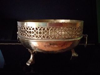 Centro de mesa de bronce con patas