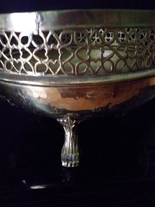 Centro de mesa de bronce con patas