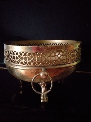 Centro de mesa de bronce con patas