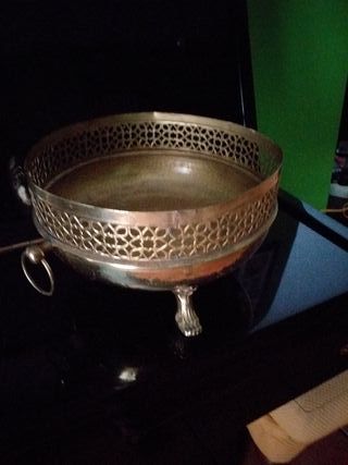 Centro de mesa de bronce con patas