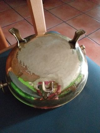 Centro de mesa de bronce con patas