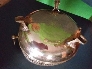 Centro de mesa de bronce con patas