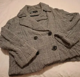 Chaquetón Zara cuadros gris y negro