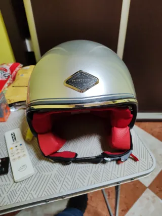 Casco de moto plateado Memento Mori