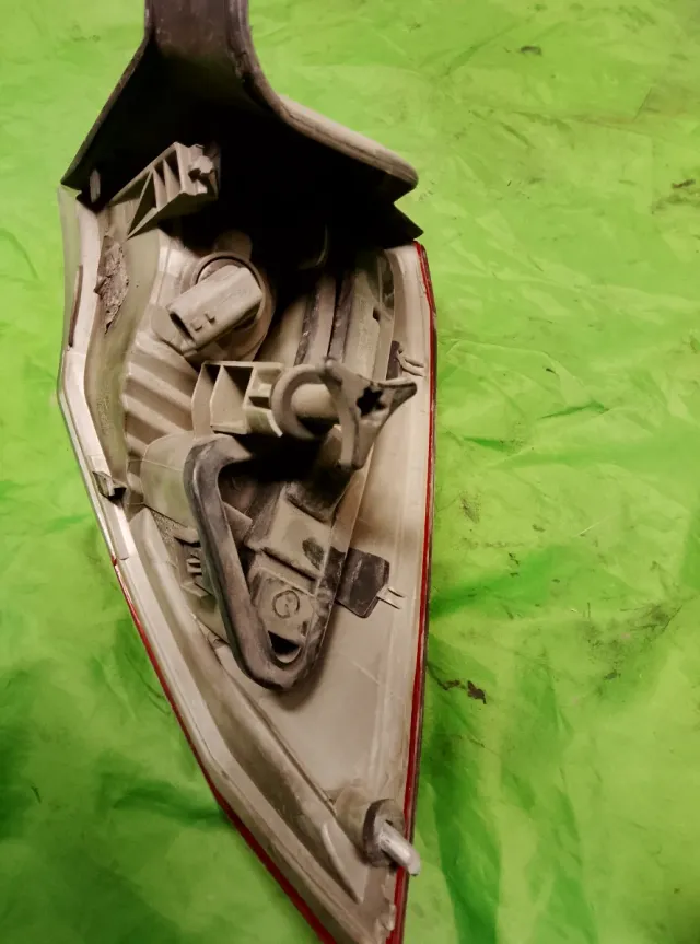 2 Pilotos Traseros Laguna 3