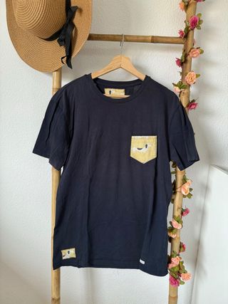 Camiseta negra con estampado de perro