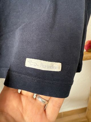 Camiseta negra con estampado de perro