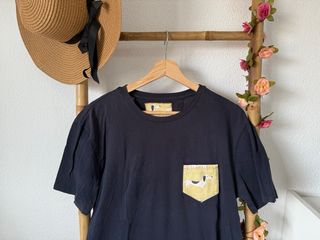 Camiseta negra con estampado de perro