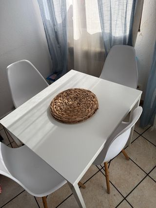 Mesa blanca con 4 sillas