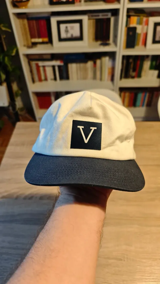 Gorra Vans Blanca y Azul Marino