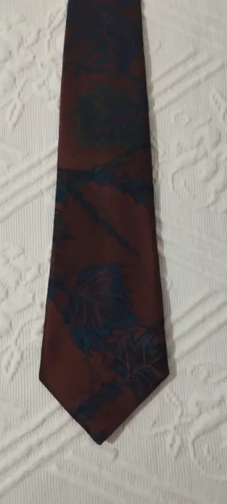 Corbata marrón diseño hojas azules