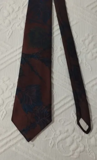 Corbata marrón diseño hojas azules