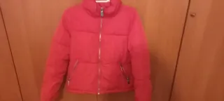 Chaqueta roja acolchada mujer