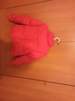 Chaqueta roja acolchada mujer