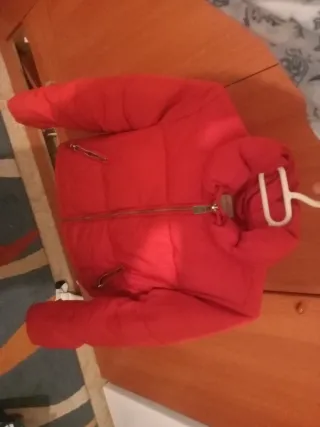 Chaqueta roja acolchada mujer