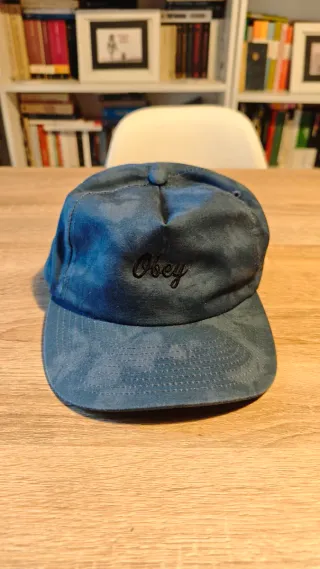 Gorra Obey azul con estampado
