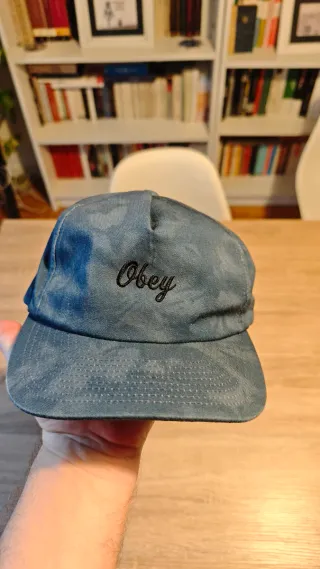 Gorra Obey azul con estampado