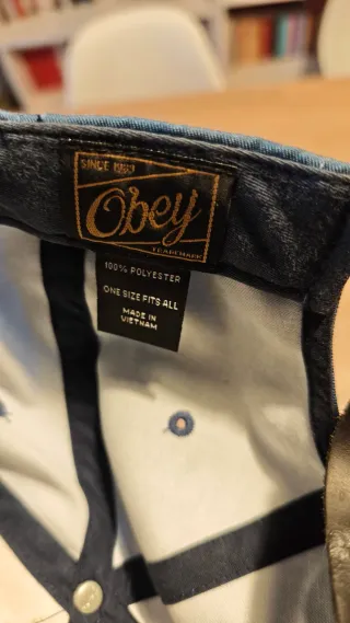 Gorra Obey azul con estampado