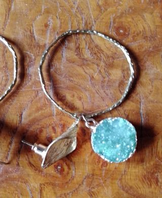 Pendientes de aro dorado y jade