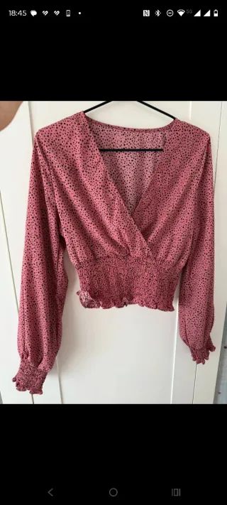 Blusa rosa con estampado de puntos