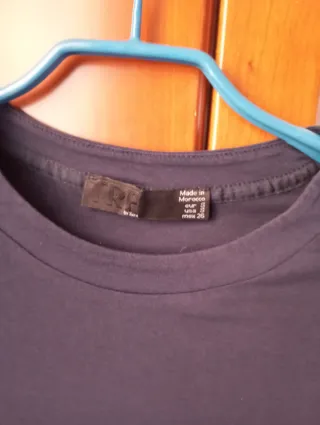 Camisa Zara azul marino. Lleva bolsillos en lados