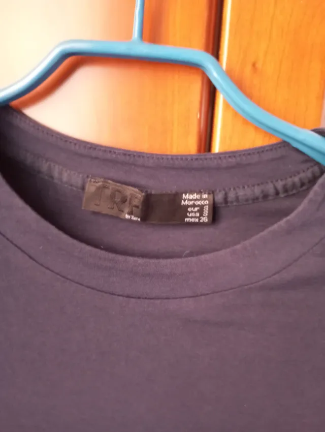 Camisa Zara azul marino. Lleva bolsillos en lados