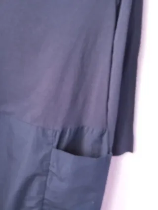 Camisa Zara azul marino. Lleva bolsillos en lados
