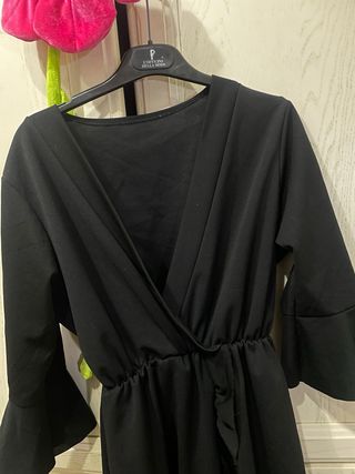 Abito nero con maniche a campana