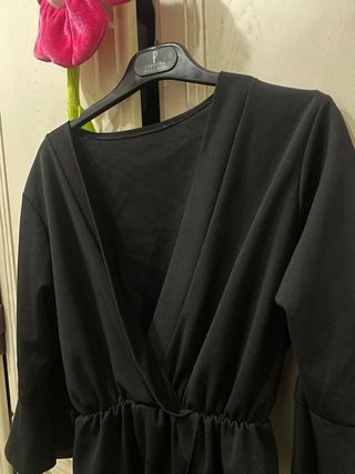 Abito nero con maniche a campana