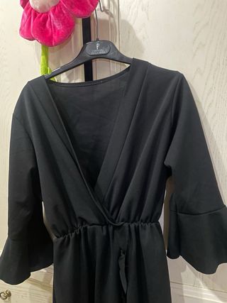 Abito nero con maniche a campana