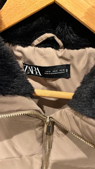 Anorak Zara Marrón con cuello negro