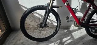 Bicicleta de montaña roja